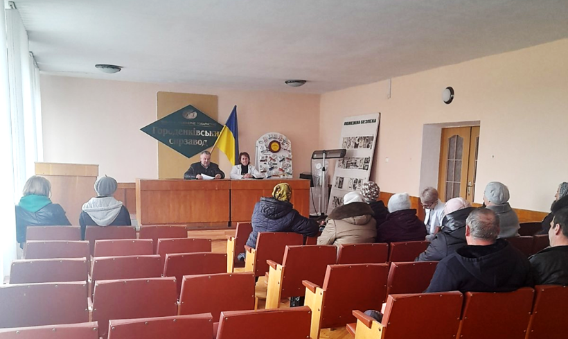 На малюнку зображено учасників заходу в актовій залі