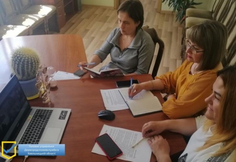 На фотографії зображені учасники заходу