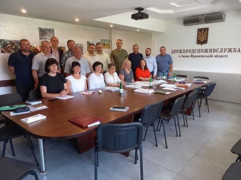 На фотографії зображені працівники Головного управління Держпродспоживслужби в Івано-Франківській області
