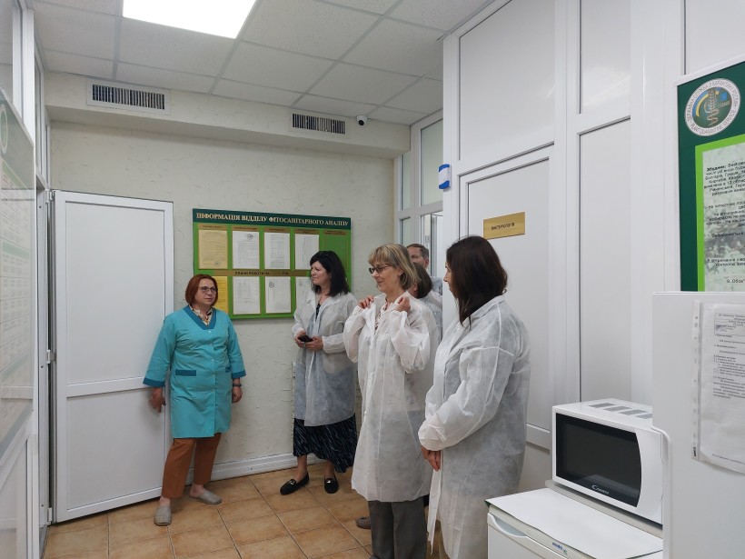 На фотографії зображені учасники заходу