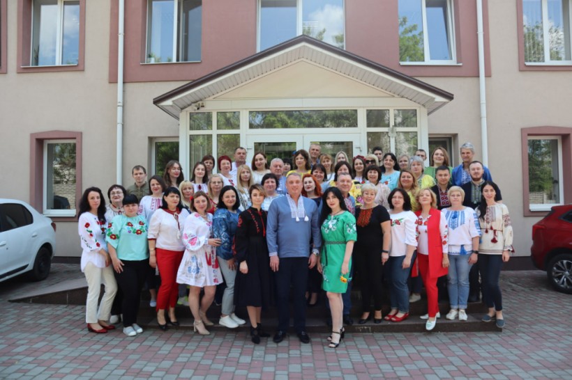 на фото - співробітники Держпродспоживслужби області у вишиванках