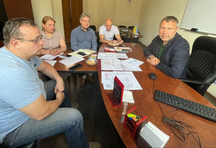 На фотографії зображені учасники заходу