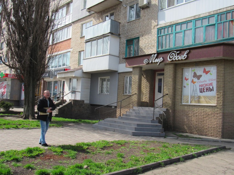 на малюнку торгова вивіска