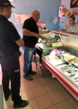 на фото 3 людини в магазині