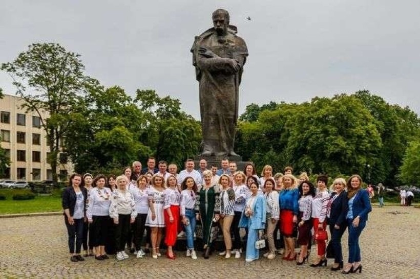 на фото - співробітники Держпродспоживслужби області у вишиванках
