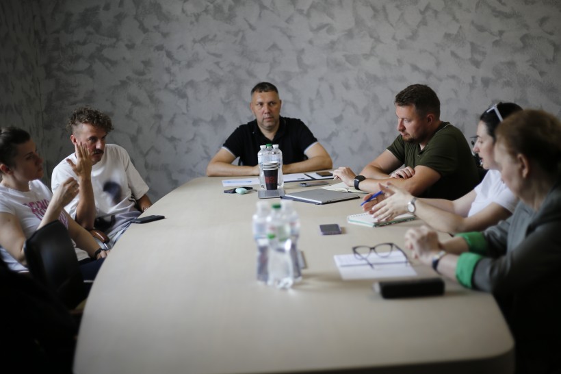 На фотографії зображена зустрічі розробника рекомендованого шкільного меню Євген Клопотенко з керівництвом Держпродспоживслужби за участі екпертів проєкту Eu4saferfoo