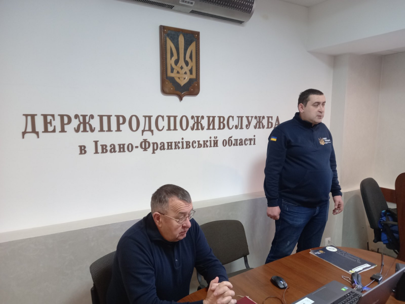 На малюнку зображено учасників наради в конференц-залі Держпродспоживслужби.