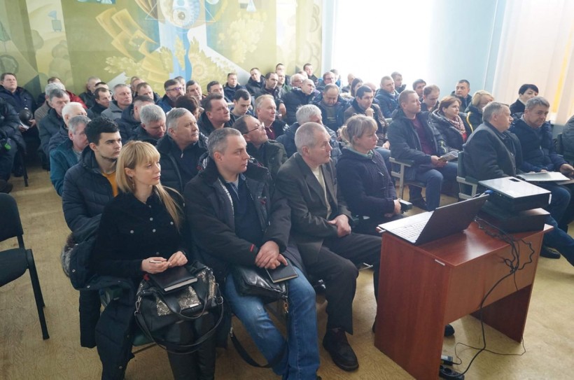 На фото зображені учасники заходу.