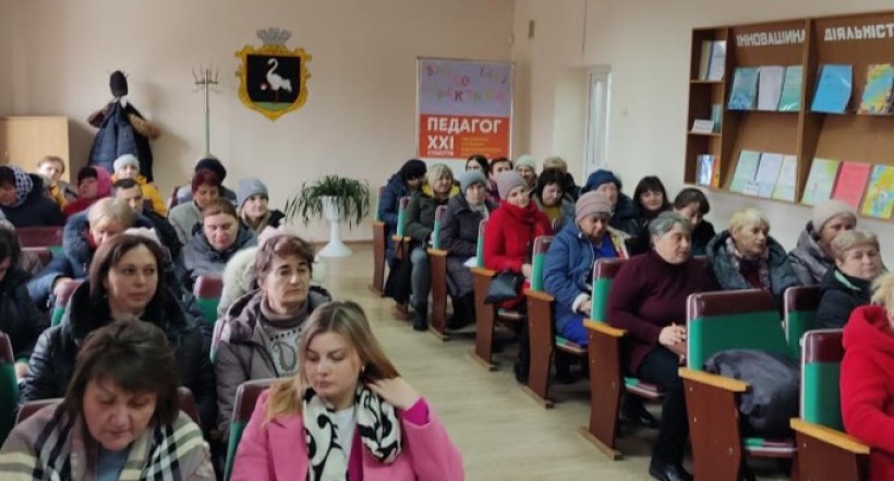 На малюнку зображено як проходить нарада-навчання