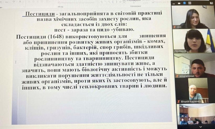на фото учасники заходу і текст