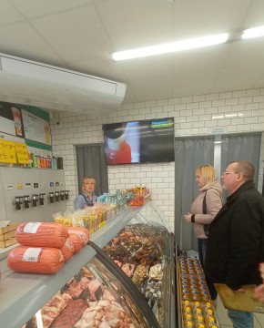 на малюнку двоє людей в приміщенні продуктового магазину