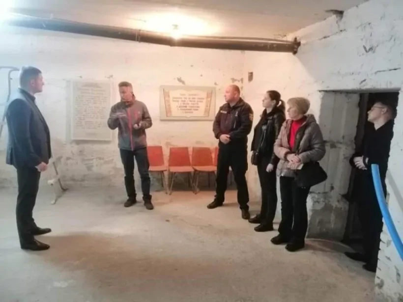 на малюнку - люди в підвальному приміщщені