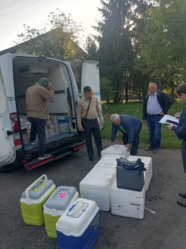 на малюнку - чотири людини біля ящиків з приманкою