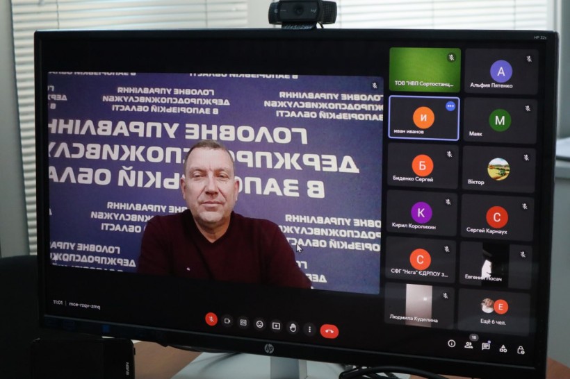На малюнку - екран монітора з фото чоловіка