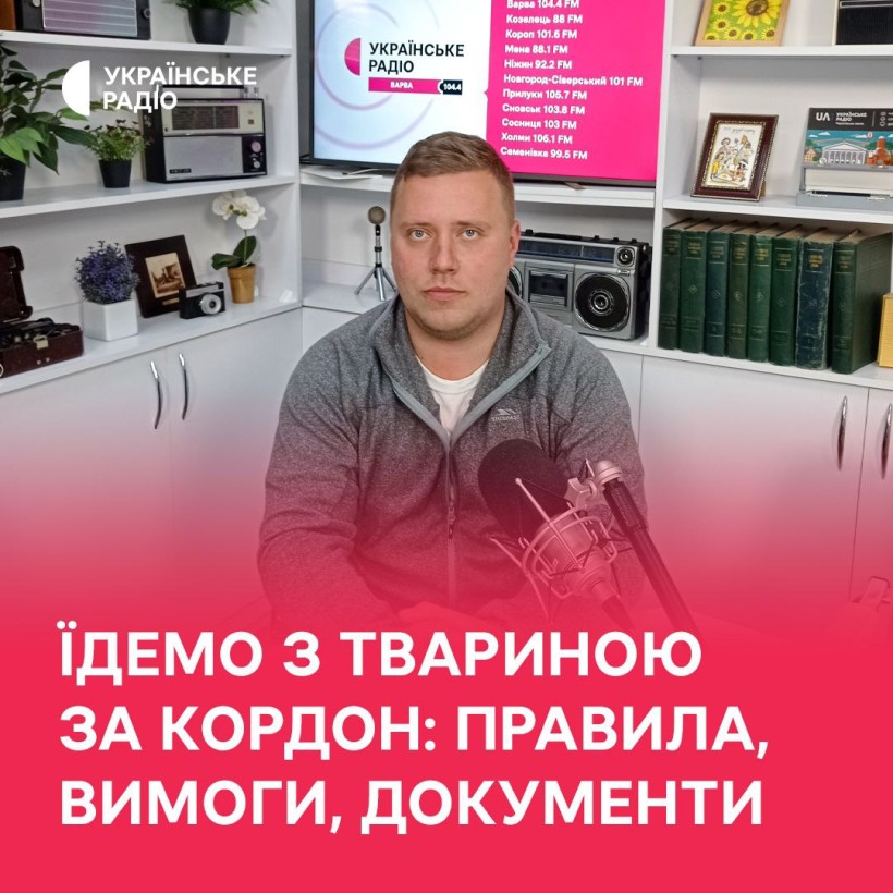 на малюнку зображений чоловік перед мікрофоном в студії