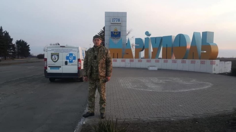 На фотографії зображено лікаря ветеринарної медицини біля пам'ятки Маріуполя