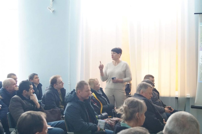 На фото зображені учасники заходу.