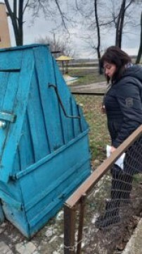 На малюнку - жінка біля криниці