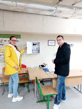 на малюнку - дві людини у укритті