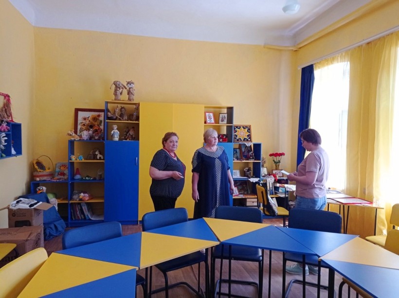 на фото - три жінки в приміщенні для відпочинку дітей