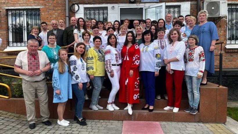 на фото - співробітники Держпродспоживслужби області у вишиванках