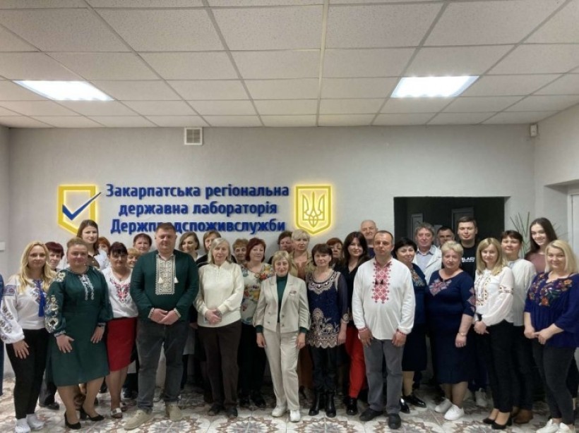 на фото - співробітники Держпродспоживслужби області у вишиванках