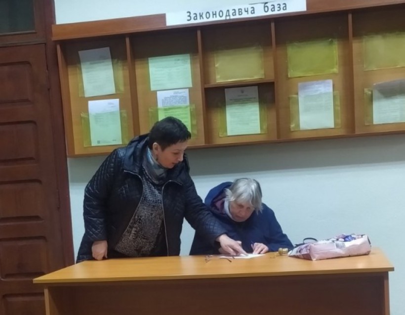 На малюнку зображені дві жінки