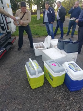 на малюнку - чотири людини біля ящиків з приманкою