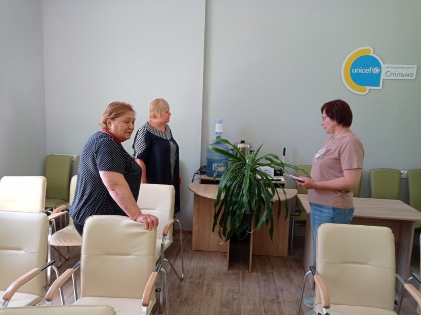 на фото - три жінки в приміщенні для відпочинку дітей