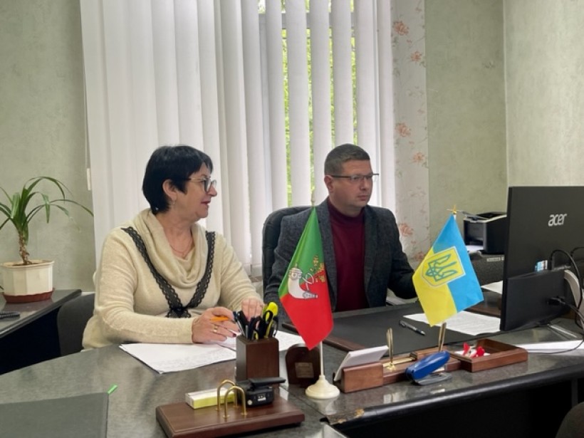 на малюнку - чоловік і жінка за столом перед монітором