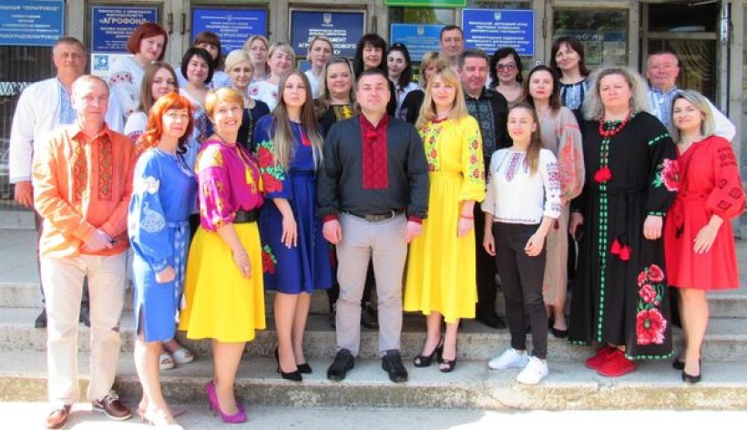 на фото - співробітники Держпродспоживслужби області у вишиванках