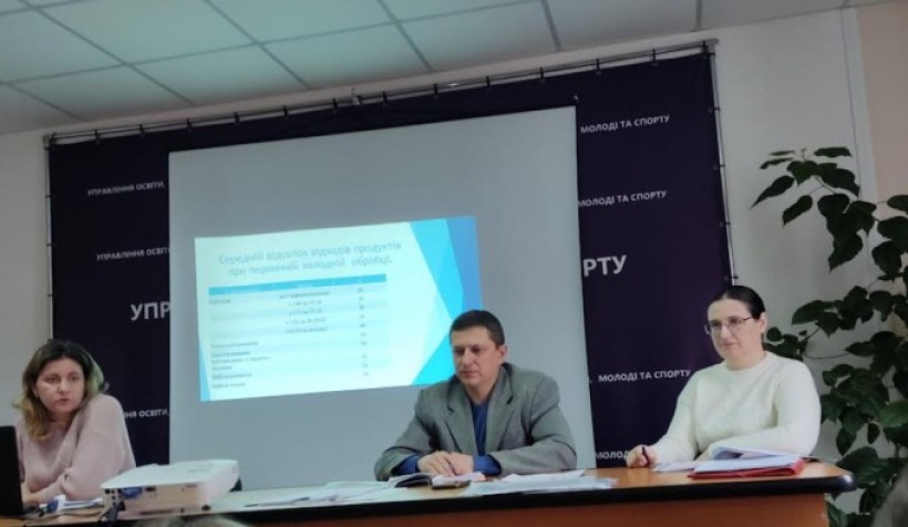 На малюнку зображено як проходить нарада-навчання