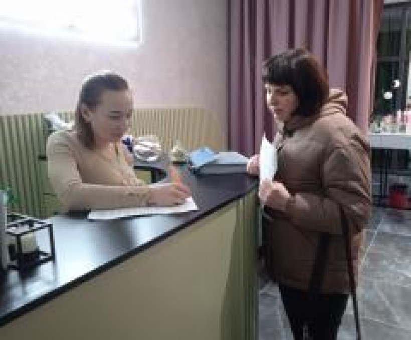 На малюнку зображені дві жінки в зоні рецепції