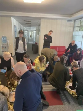 На малюнку - учасники заходу в процесі практичного навчання