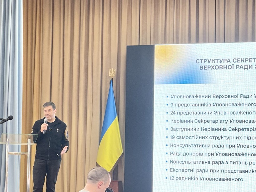 на малюнку - чоловік виступає на сцені