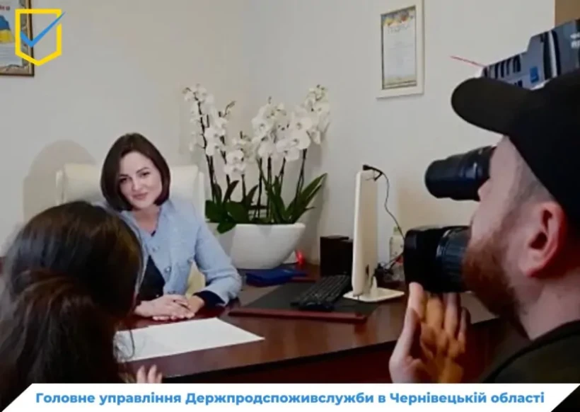 на малюнку фахівчиня спілкується з журналістами