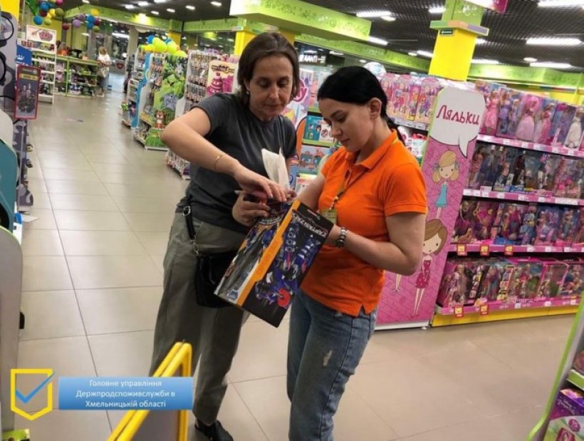 на фото дві людини в магазині