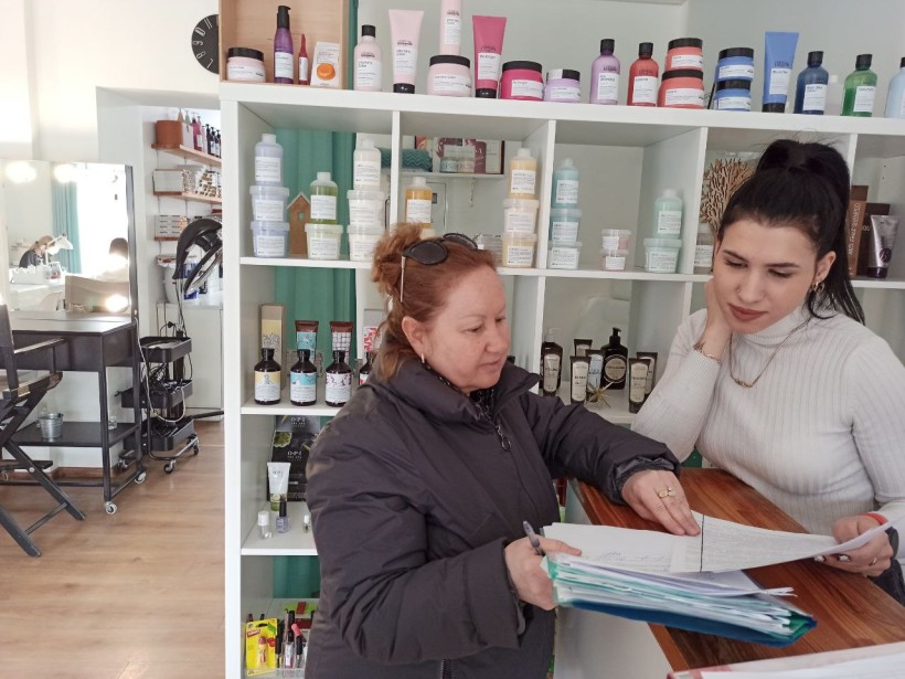 На малюнку зображені дві жінки в приміщенні салону краси