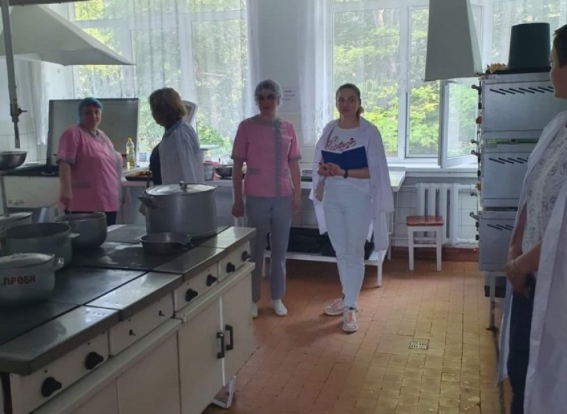 на фото - 4 жінки в шкільній їдальні