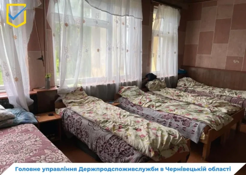 на фото 5 застелених ліжок в ряд