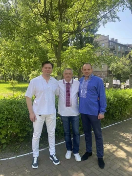 На фотографії зображено фахівці Державного науково-дослідного інституту з лабораторної діагностики та ветеринарно-санітарної експертизи