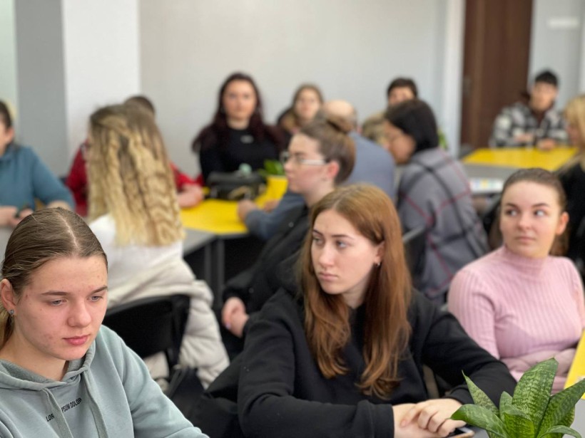 На малюнку зображені учасники заходу