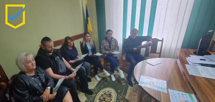 на фото - учасники заходу в кабінеті