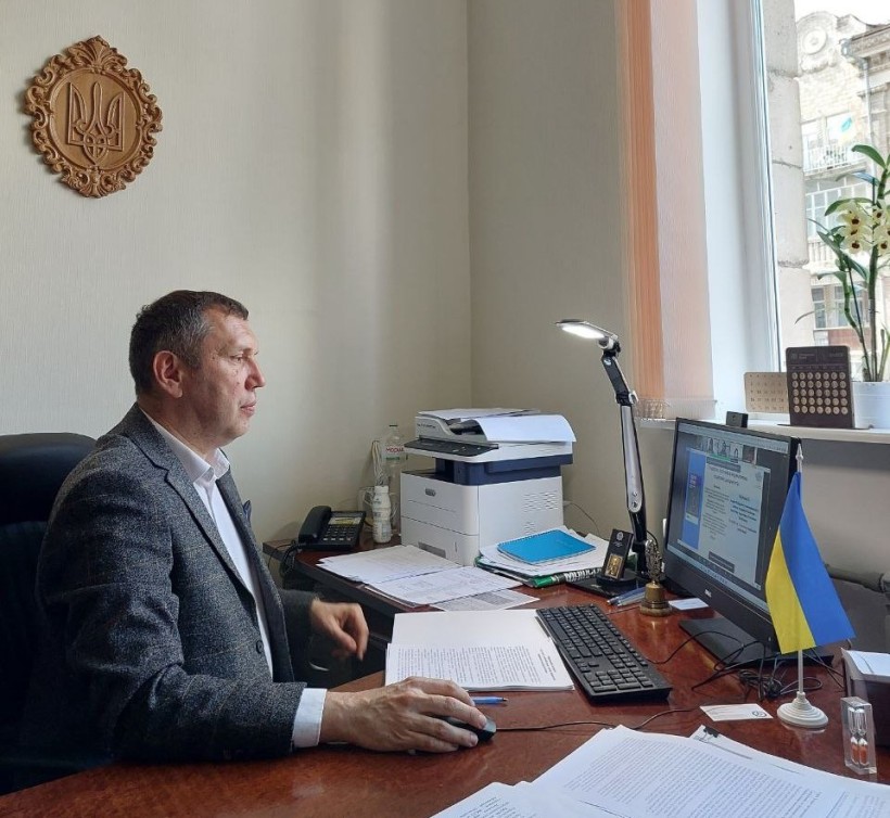 На фотографії зображено Сергія Захаріна