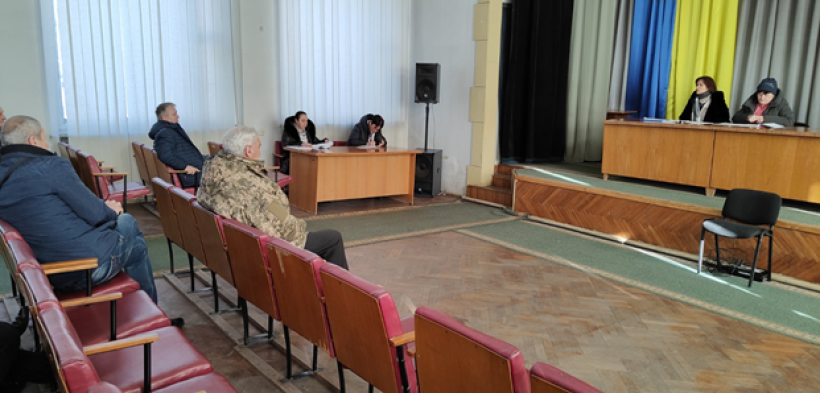 На малюнку зображено актову залу. де проходить нарада і людей