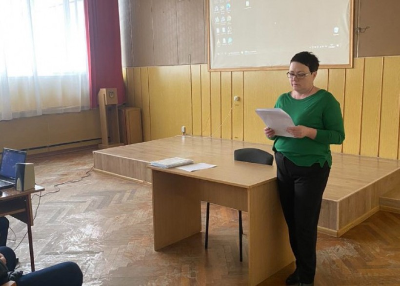 на малюнку - жінка в паперами в руках