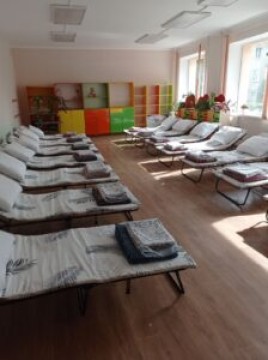 на малюнку - велика кімната для відпочинку з ліжками