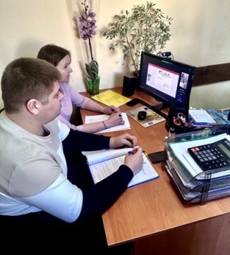 На фотографії зображені учасники заходу