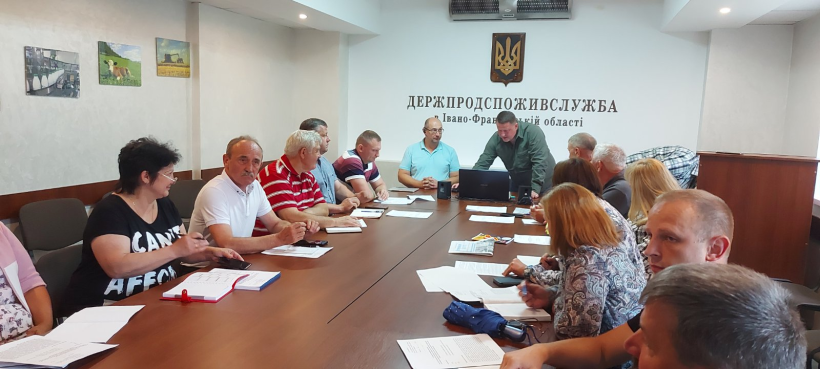 на фото люди в конференс залі
