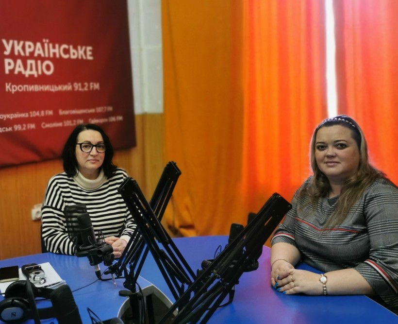 На фотографії зображено фахівцець Держпродспоживслужби, який коментує ситуацію на радіо